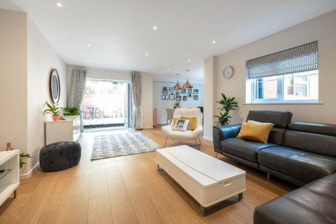 OPEN PLAN LIVING AREA