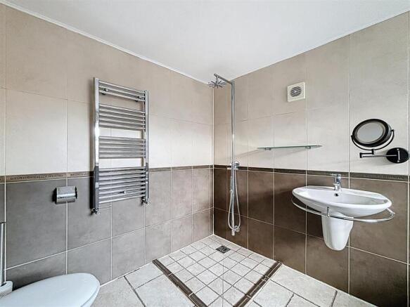 3 bed Terraced for sale Image 8