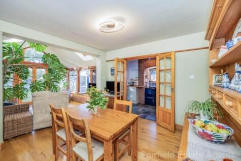 Oaklands Avenue, Oxhey Hall