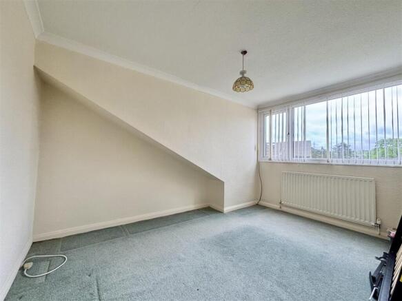 4 bed Semi-Detached for sale Image 11