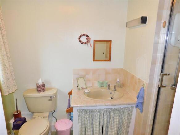 EN SUITE.JPG