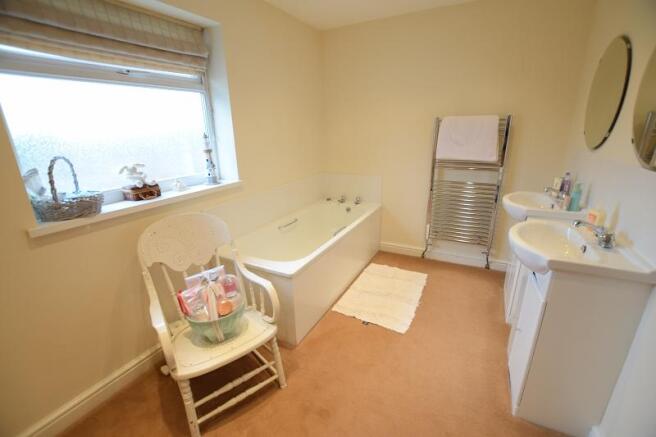 En-suite bathroom to ground floor bedroom 2
