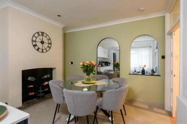 5 bed Semi-Detached for sale Image 8