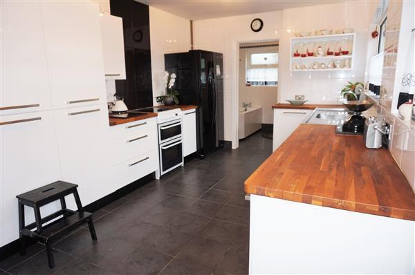 KITCHEN :
