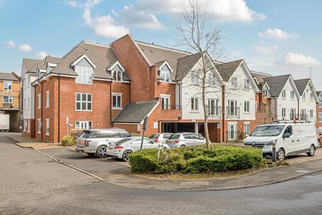 1-bed flat on California Close, Sutton, Surrey, SM2, £250,000