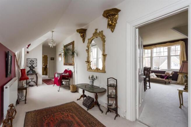 SPACIOUS INNER HALLWAY