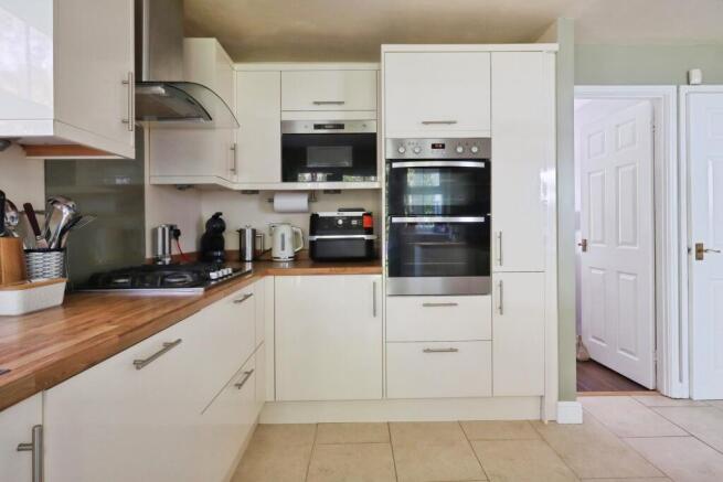 5 bed Detached for sale Image 8