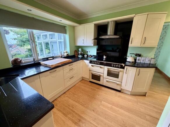 4 bed Detached for sale Image 12