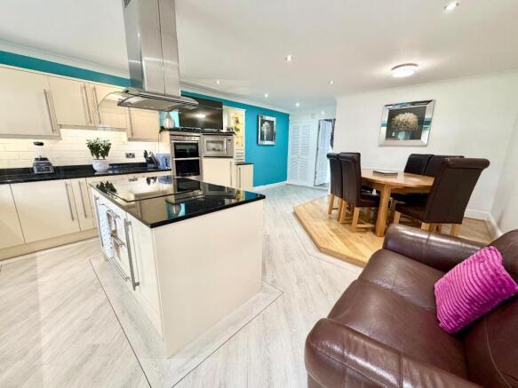 5 bed Semi-Detached for sale Image 7
