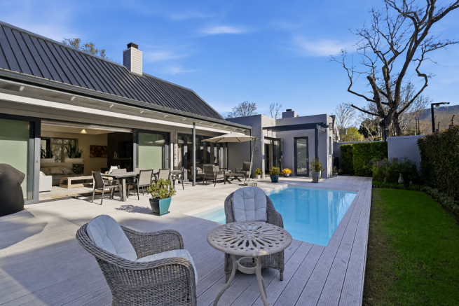 Deck, pool & garden space