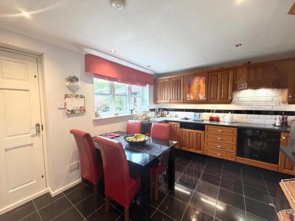 4 bed Detached for sale Image 11