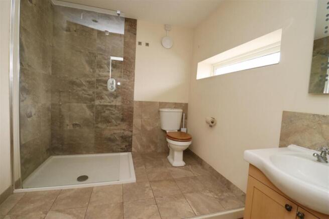 4 bed Detached to rent Image 9