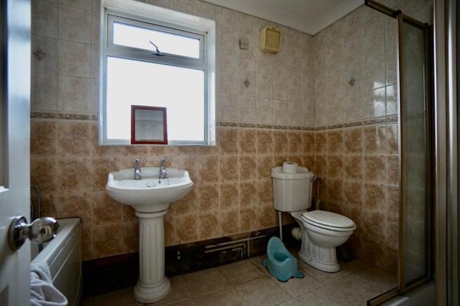 GROUND FLOOR BATHROOM