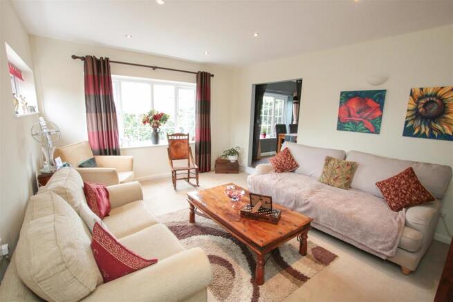 OPEN PLAN LOUNGE