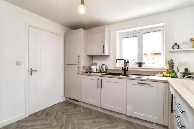 5 bed Detached for sale Image 5