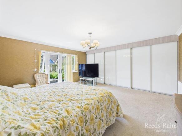 4 bed Bungalow for sale Image 11