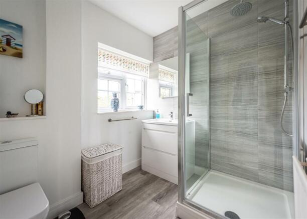 5 Springhill Park-bed1 ensuite.jpg