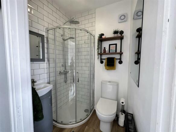 52 Alexandra Road en suite.jpg