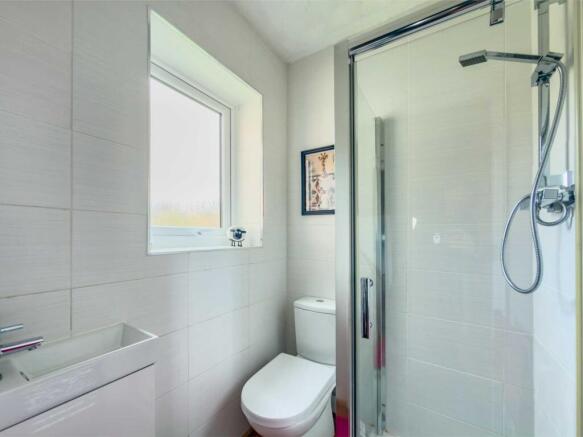 5 bed Detached for sale Image 10