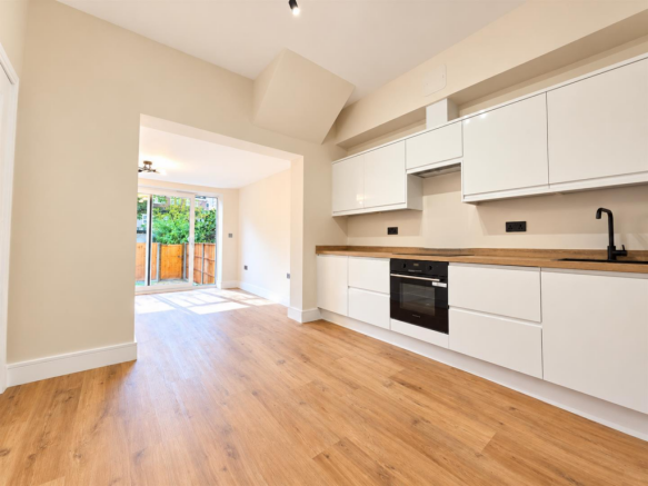 Sidney Avenue, Palmers Green, N13 photo 2