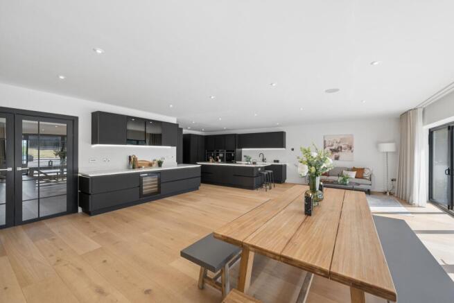 5 bed Detached for sale Image 5