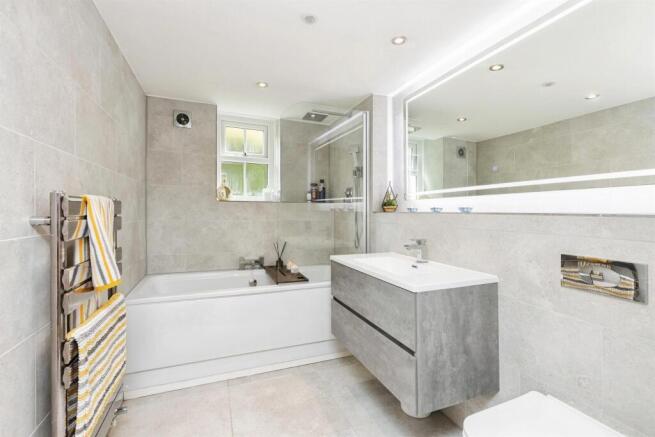 4 bed Detached for sale Image 12