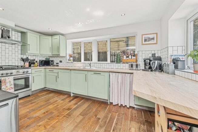 5 bed Semi-Detached for sale Image 5