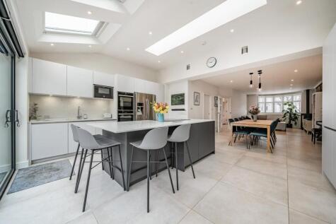 Queen Mary Avenue, Raynes Park, London, SM4