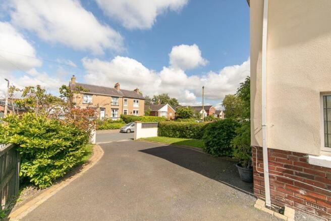 Front garden & driveway