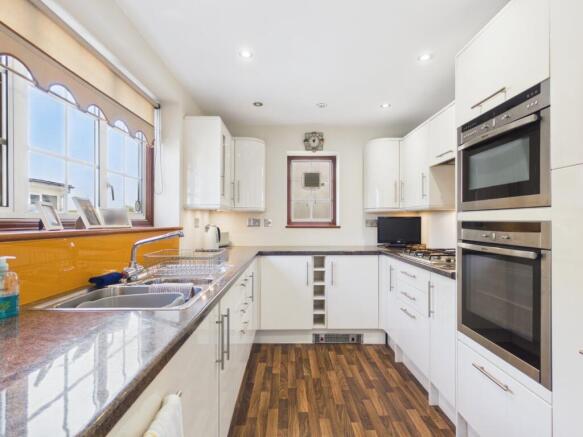 Chattern Hill, Ashford, Surrey, TW15 photo 2