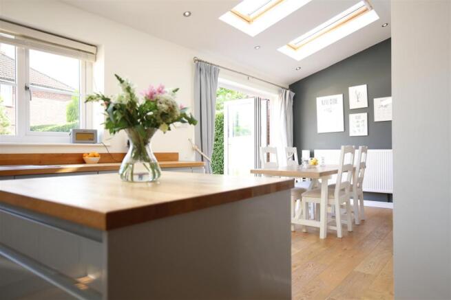 OPEN PLAN LIVING/DINING KITCHEN