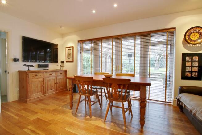 FAMILY/DININGROOM