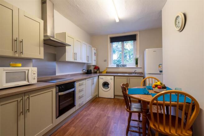 6 bed House to rent Image 8