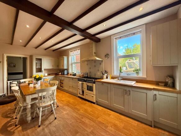 5 bed Semi-Detached for sale Image 5