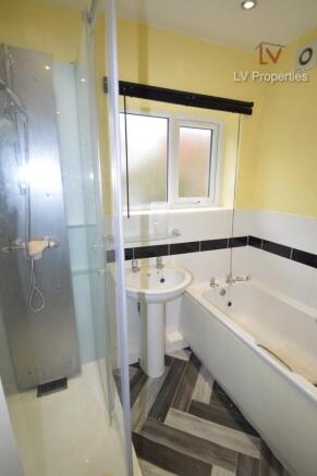 5 bed Semi-Detached to rent Image 7