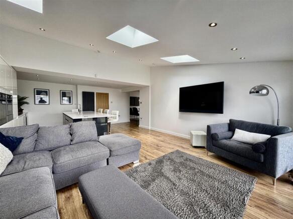 5 bed Detached for sale Image 10
