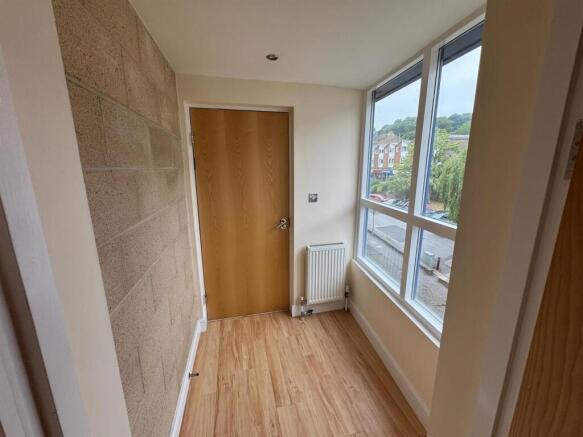 2 bed Apartment to rent Image 6