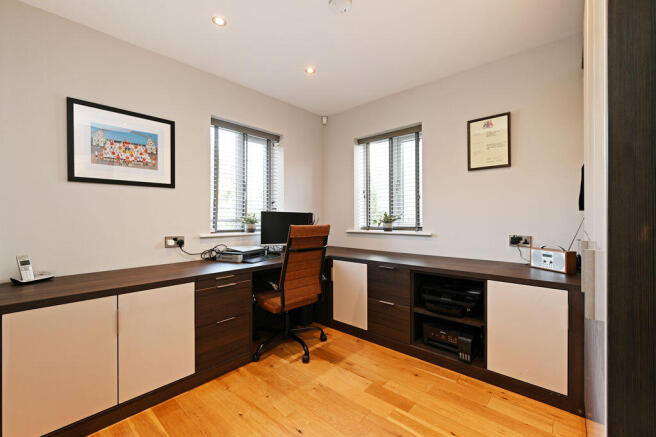 5 bed Detached for sale Image 7