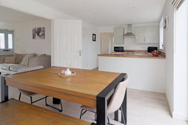 Kitchen/ Dining Room