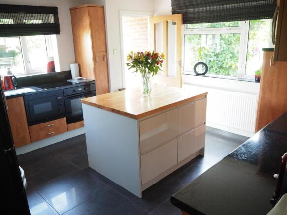 Modern Fitted Kitchen 554