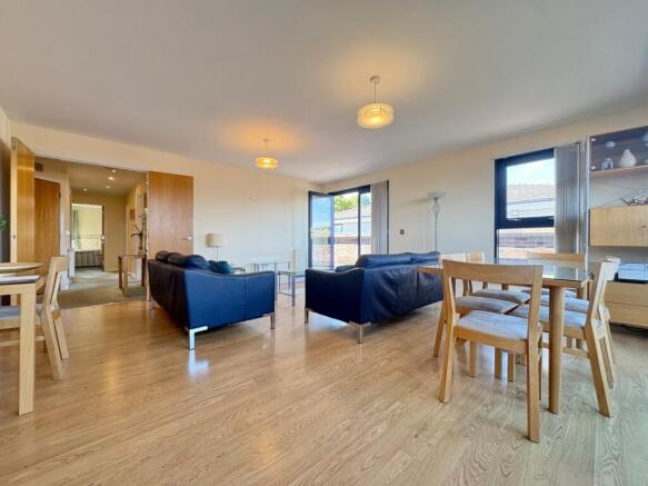 3 bed Flat to rent Image 2