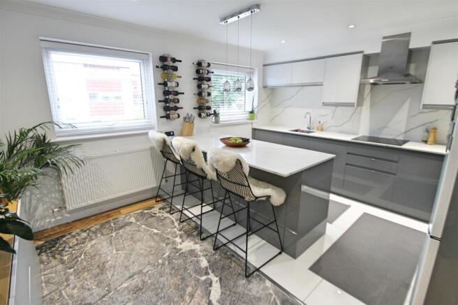 Kitchen/Breakfast Room: