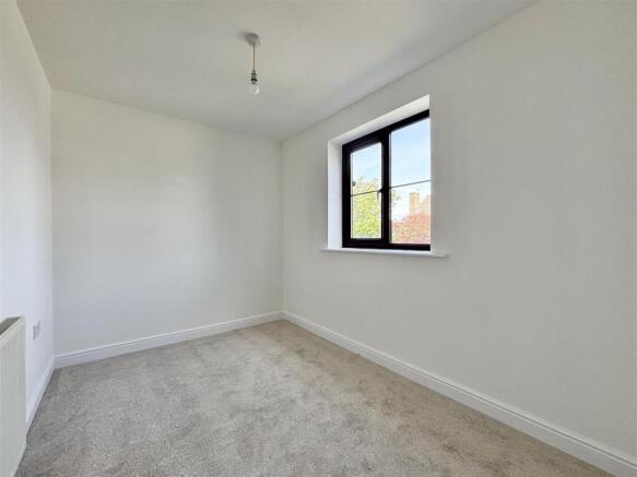 5 bed Link Detached House for sale Image 10