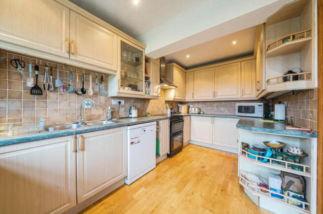 Carver Hill Road, High Wycombe, Buckinghamshire photo 4