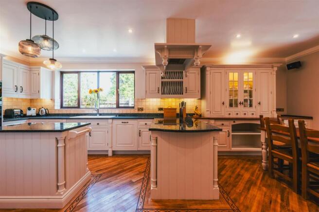 6 bed Detached for sale Image 12