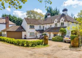 2, The Crest, Welwyn AL6 0EF