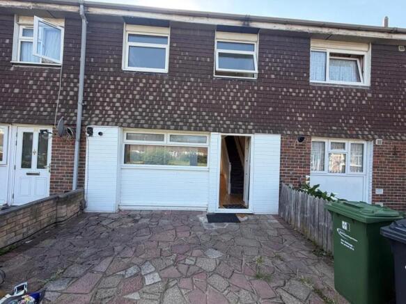2 Bed Detaches House, Claridge Road, RM8