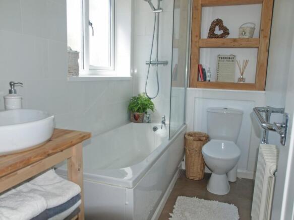 20 Worcester Road - Bathroom.jpg