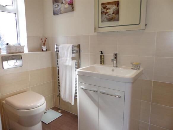 EN-SUITE SHOWER ROOM