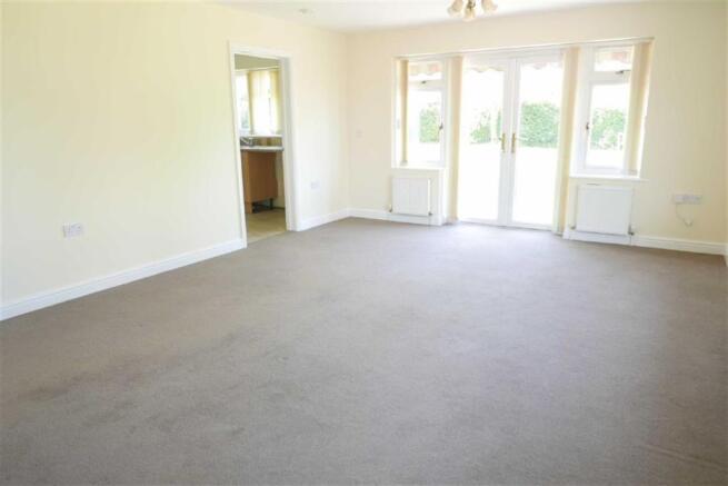 LOUNGE/DINING ROOM